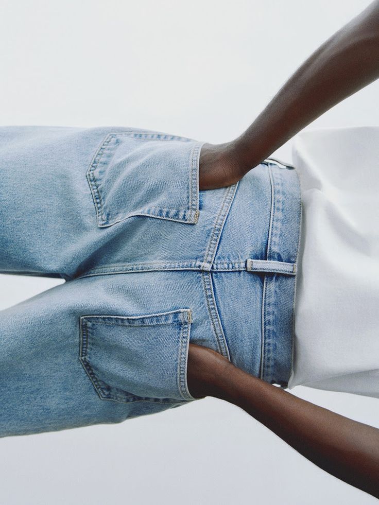Il jeans riscrive le regole: tra volumi contemporanei, sartorialità e nuove idee di stile